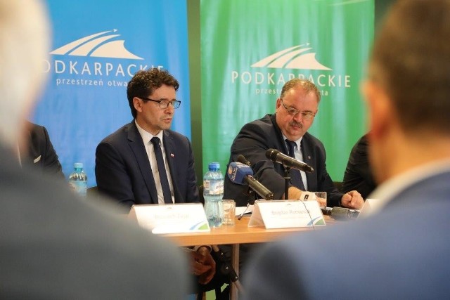 Wicemarszałek Bogdan Romaniuk i członek zarządu Piotr Pilch mówili o inwestycjach sprzyjających rozwojowi Bieszczadów