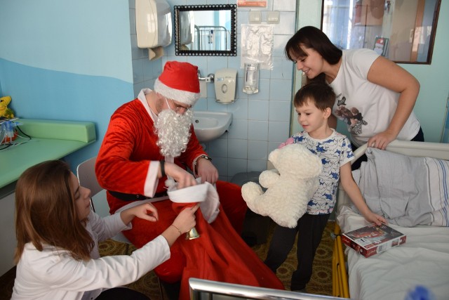 Święty Mikołaj, Natalia Wojczyszyn i Denis Kottisch u dzieci w szpitalu powiatowym w Oleśnie.