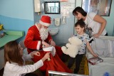 Studentka medycyny razem ze Świętym Mikołajem obdarowali prezentami dzieci w szpitalu w Oleśnie