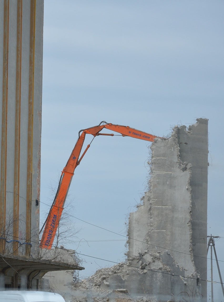 Kozłów. Znikają obiekty Państwowych Zakładów Zbożowych