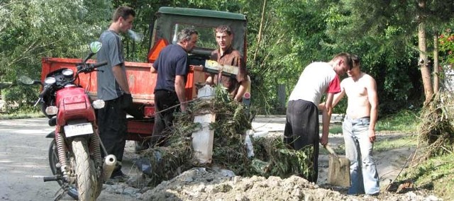 Zniszczenia po powodzi od miesiąca usuwają głównie sami poszkodowani przez żywioł (nz. mieszkańcy Srobiernej). Mogliby im pomóc (i to nie za darmo) bezrobotni, ale ci nie garną się do roboty.
