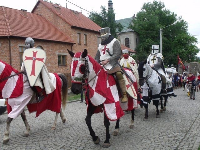 Jedną z atrakcji niedzielnych uroczystości w Opatowie byli rycerze - zainscenizowano wjazd księcia Leszka Czarnego.