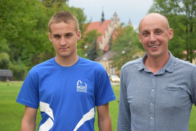 Maciej Dziuba kilka dni temu wrócił z Brazylii z brązowym medalem. Na zdjęciu z tata i nauczycielem matematyki Pawłem Dziubą.