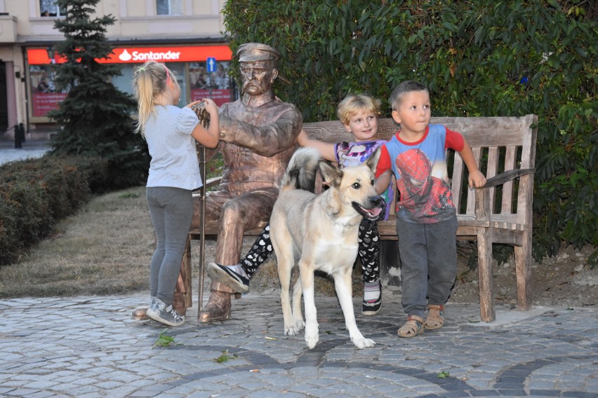 Nakielanie często specjalnie zachodzą na rynek, by...