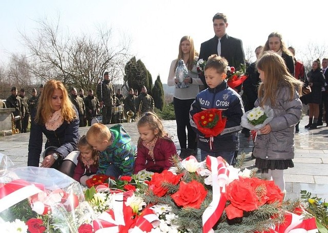 Jak co roku podczas rocznicy wyzwolenia obozu kwiaty pod pomnikiem złożyły też przedszkolaki z Łambinowic.