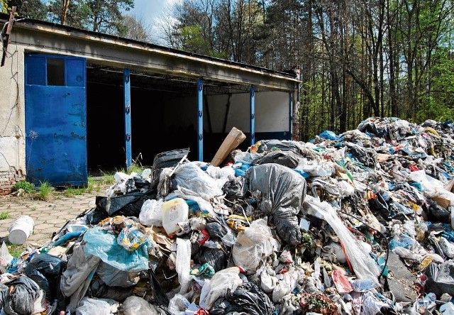 Góra odpadów urosła w kilka tygodni na ul. Trzebińskiej w Bolęcinie