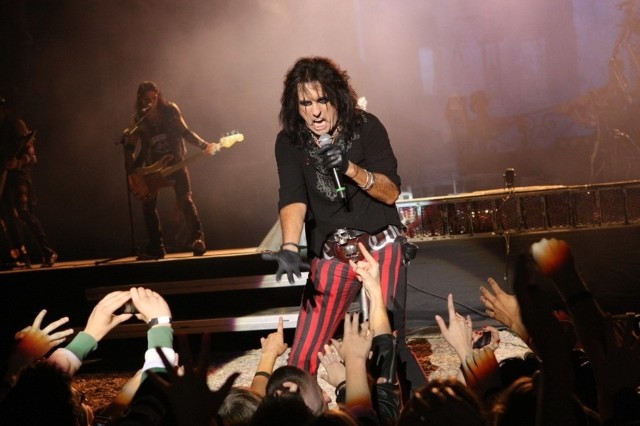 Alice Cooper podczas koncertu na Festiwalu Legend Rocka w 2013 roku.