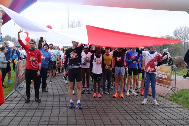 Będziński Półmaraton Niepodległości przyciągnął na start wielu biegaczy  Zobacz kolejne zdjęcia. Przesuwaj zdjęcia w prawo - naciśnij strzałkę lub przycisk NASTĘPNE
