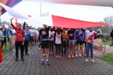 Będziński Pólmaraton Niepodległości: 700 biegaczy odśpiewało hymn i wyruszyło na trasę biegu ZDJĘCIA