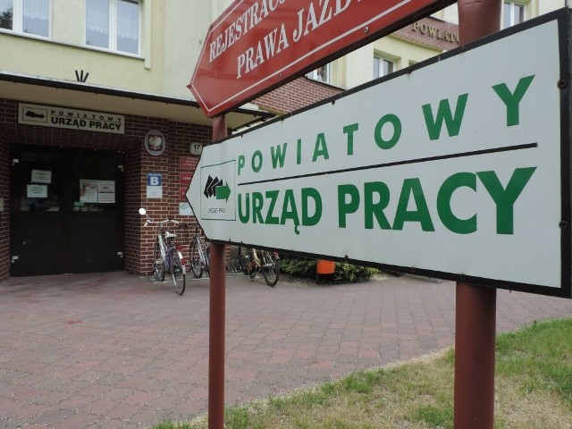 2108 osób zdecydowało, iż zasiłki chce mieć przelewane na swoje prywatne konta. 317 bezrobotnych wybrało jednak kartę świadczeniową. Zaledwie 14 osób nie podjęło jeszcze decyzji.