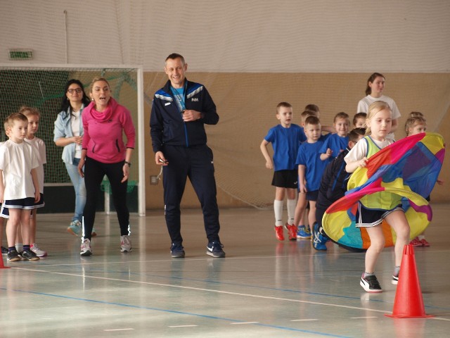 Po raz dwunasty w gąsawskiej hali zorganizowano Powiatowy Turniej Sportowy :"Sprawny przedszkolak". Turniej zorganizowało Przedszkole Samorządowe w Gąsawie. Wzięło w nim udział dziewięć przedszkoli z powiatu żnińskiego. Każde uczestniczyło w wesołych konkurencjach, np. bieg po zdrowie, cztery pory roku, wesoła piłeczka, motylkowy zawrót głowy, czy z kwiatka na kwiatek. Pierwsze miejsce zajęli mali sportowcy z Przedszkola Miejskiego nr 2 w Żninie, czyli drużyna "Sportowa ferajna" (kapitan: Paulina Chudzicka). Oni otrzymali puchar wójta gminy Gąsawa, pucha dla drużyny najlepiej wykonującej konkurencje, trofeum dla zwycięzcy konkurencji "Bieg po zdrowie", a także dla najszybszego kapitana. Drugie miejsce wywalczyli przedszkolacy z Przedszkola Samorządowego w Gąsawie, czyli drużyna "Biedronkowi wymiatacze", której kapitanem była Paulina Mikuła. Otrzymali pucha wójta Gąsawy. Trzecie miejsce zajęły dzieci z Oddziału Przedszkolnego przy Szkole Podstawowej nr 2 w Żninie. Ich zespół nosił nazwę "Orły Żnin", a kapitanem była Elżbieta Nowak. Oprócz pucharu wójta, przedszkolacy odebrali także puchar dla najbardziej zgranej drużyny. Pozostali uczestnicy otrzymali wyróżnienia: Przedszkole nr 3 w Barcinie, Przedszkole w Dąbrowie, Odział Przedszkolny przy Zespole Publicznych Szkół w Gąsawie (Szelejewo), Przedszkole w Piechcinie, Przedszkole Miejskie w Łabiszynie, Przedszkole Samorządowe w Janowcu Wielkopolskim. Konkurencje dla dzieci to nie wszystko co zaproponowali uczestnikom organizatorzy turnieju. Był m.in. baloniarz i zajęcia z zumby.