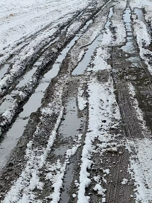 Zniszczona droga dojazdowa w miejscowości Rafałówka.