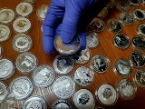 Sprzedawał na portalach aukcyjnych fałszywe monety. 40-latek w rękach policji
