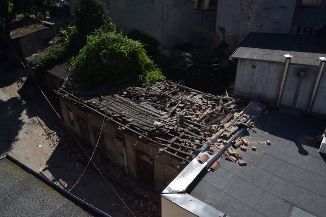 Po pierwszych oględzinach straż pożarna wskazuje, że konstrukcja dachu była już bardzo stara.