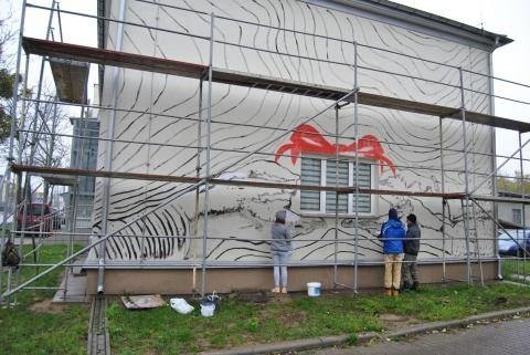 Mońki. "Dar człowieka dla człowieka". Niezwykły mural na ścianie ośrodka pomocy społecznej (zdjęcia)
