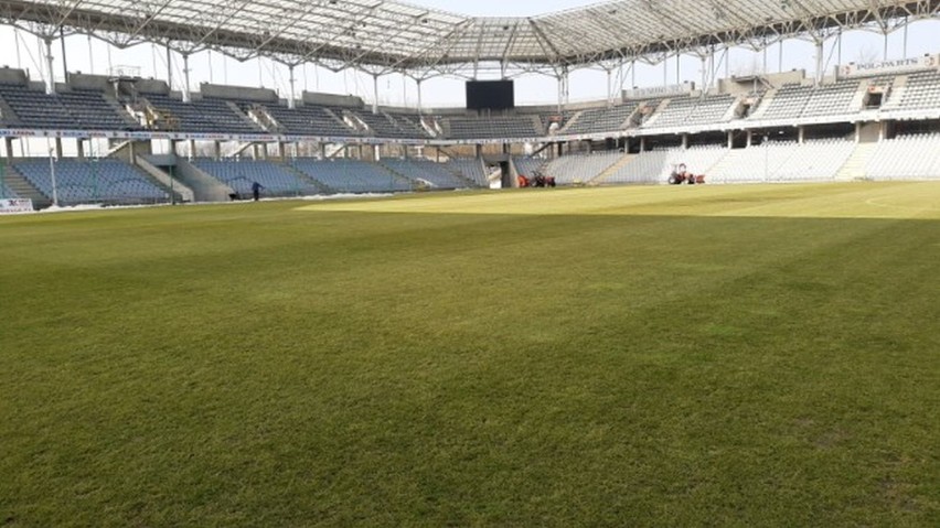 Suzuki Arena przygotowywana do meczu Korony Kielce z Chrobrym Głogów w Fortuna 1 lidze