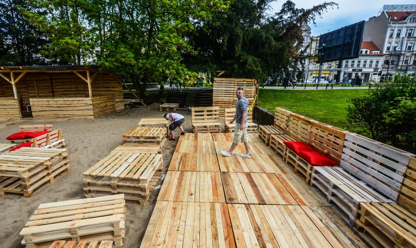 Wylegiwanie się na piaszczystej plaży na jej brzegiem to już...