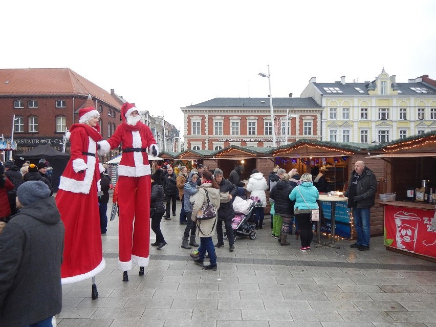 Świnoujście. Z bryły lodu powstał renifer z saniami [ZDJĘCIA, WIDEO] 