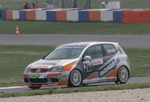 Fot. VW: Marcin Biernacki, zwycięzca wyścigu głównego Volkswagen Castrol Cup na torze Eurospeedway