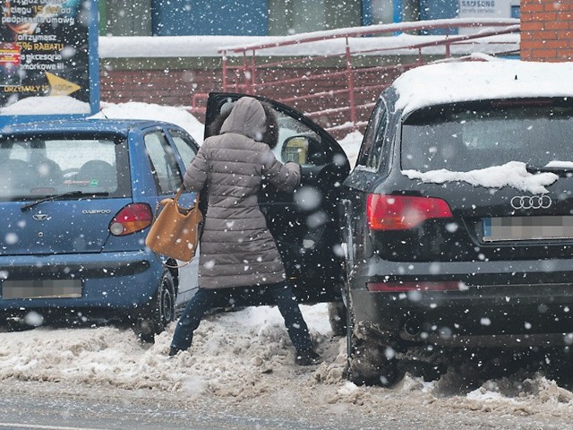 Płatny parking miejski przy ul. 1 Maja w Koszalinie. &#8211; W takich warunkach miasto nie powinno kasować zapostój &#8211; komentowali kierowcy.