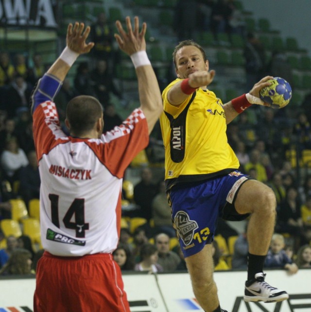 W piątkowym meczu ligowym z Chrobrym Głogów Mariusz Jurasik (z piłką) zdobył 7 bramek.