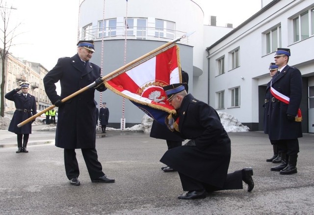 Starszy kapitan Paweł Frysztak wedle ceremoniału przejął obowiązki komendanta miejskiego straży pożarnej w Radomiu. Na zdjęciu z komendantem wojewódzkim Gustawem Mikołajczykiem. 