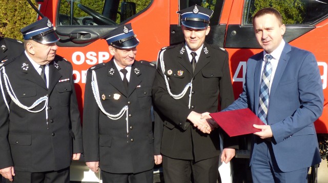 Poseł Michał Cieślak wręczył akt przekazania samochodu druhowi Dawidowi Śliwie, prezesowi Ochotniczej Straży Pożarnej w Stopnicy.