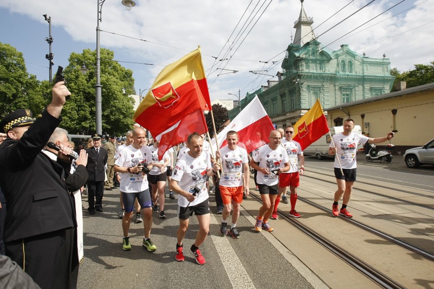 Strażnicy miejscy z Łodzi i Bełchatowa wybiegli dziś rano do Monte Cassino, aby uczcić 100-lecie odzyskania przez Polskę niepodległości