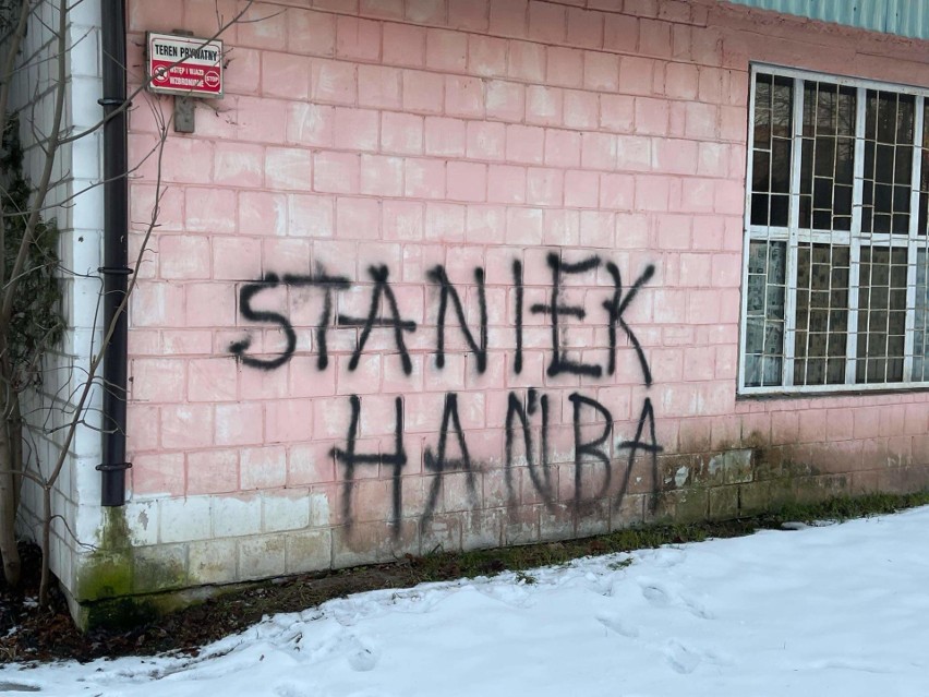 Napisy "Staniek hańba" na terenie Opatowa. Starosta mówi, że czuje się zagrożony. Złożył doniesienie na policję. Zobaczcie zdjęcia