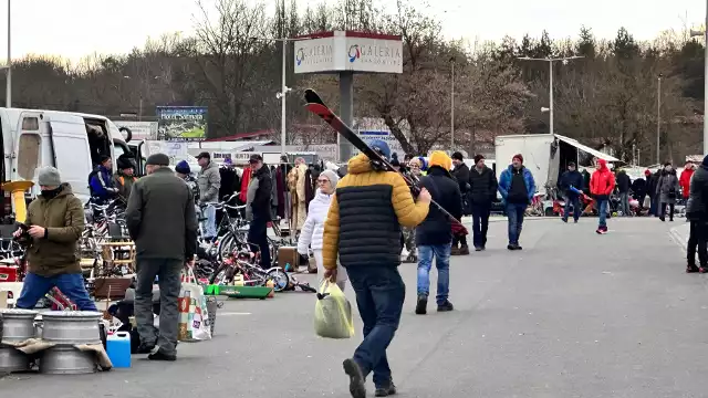 Sporo ludzi przyszło na giełdę w Sandomierzu w ostatnią sobotę grudnia i roku. Zobaczcie, jak wyglądał handel