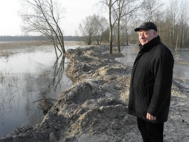 Właściciel kopalni w Wojdalu Andrzej Kowalczyk na usypanym przez pracowników wale przeciwpowodziowym