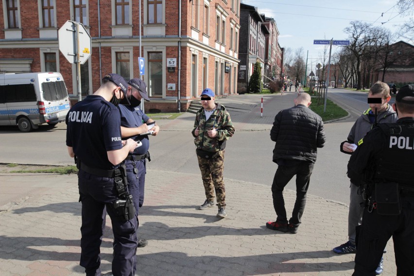 Policja wyłapywała osoby łamiące przepisy jeszcze w drodze...