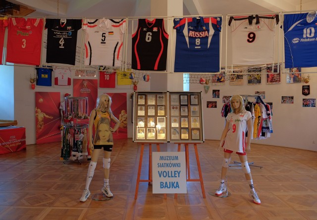 W Galerii w Baszcie Królewskiej krasiczyńskiego zamku obejrzeć można wystawę „Volley Bajka” poświęconą historii polskiej siatkówki. Muzeum Siatkówki Volley Bajka w Warszawie posiada w swojej kolekcji ponad 1000 medali, 200 koszulek, bogaty zestaw pucharów, piłki z autografami mistrzów siatkówki, zdjęcia, dyplomy, proporczyki itp. W Krasiczynie pod Przemyślem można zobaczyć niemal wszystkie oryginalne medale z historii polskiej siatkówki, zarówno w randze międzynarodowej, jak i krajowej, a także koszulki - często z autografami - reprezentacji najlepszych drużyn na świecie oraz wszystkie koszulki z historii polskiej reprezentacji. Mistrzostwom Świata z 2014 roku, organizowanym w Polsce, poświęcona jest osobna ścianka, gdzie można podziwiać m.in. koszulki kapitana Winiarskiego oraz MVP Wlazłego, a także koszulkę reprezentacji wicemistrzów, Brazylii podpisaną przez całą drużynę. W kolekcji znajduje się też medal i dres reprezentacji z mistrzostw 1974, gdzie polska drużyna również zajęła I miejsce. Wśród eksponatów można też odszukać wiele ciekawostek, np. buty reprezentacji z lat 70-tych.ZOBACZ TAKŻE: