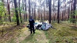 Sterta odpadów porzucona w lesie w gminie Rozprza. Policja zatrzymała 41-latka, mężczyzna stanie przed sądem ZDJĘCIA