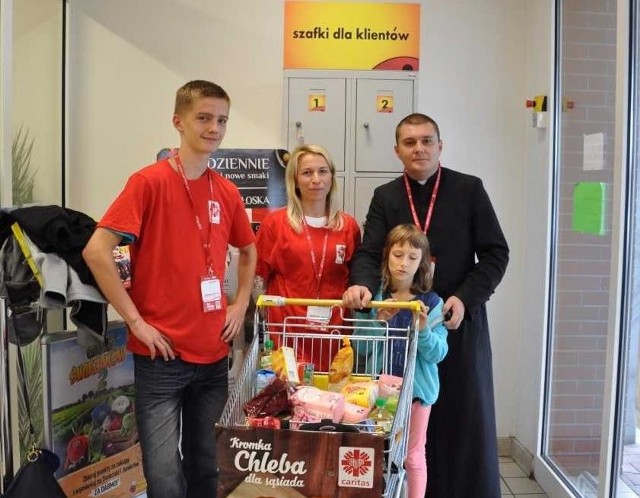 Nowa Dęba - Chmielów: Udana zbiórka żywności przez wolontariuszy z Chmielowa