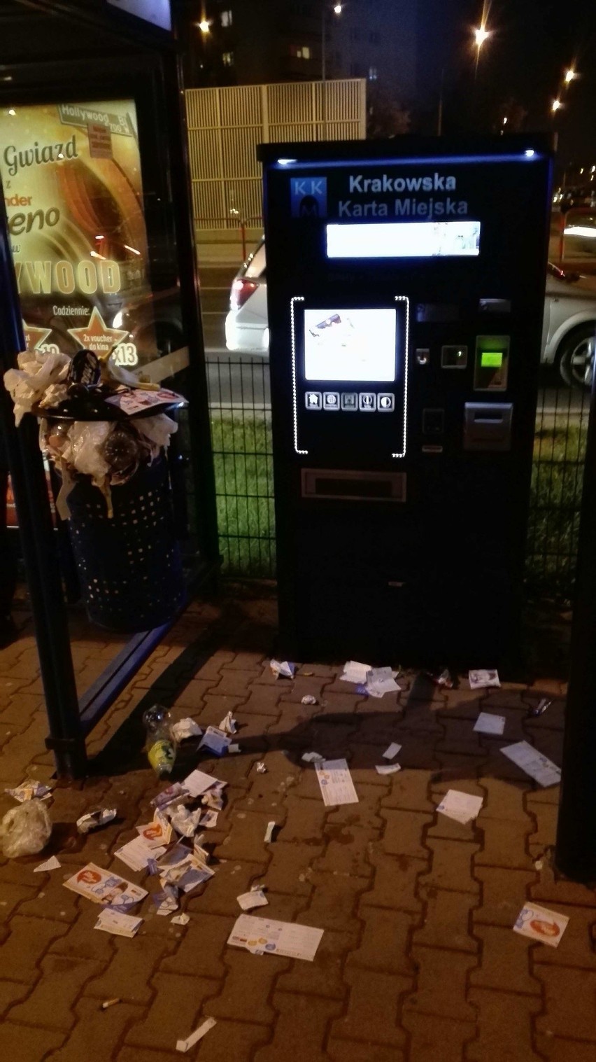 Kraków. Bałagan na przystanku, śmieci poza koszem