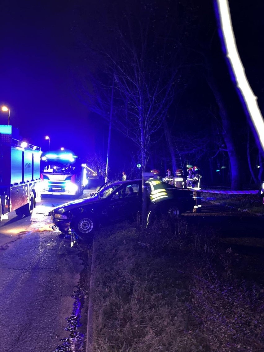 Gliwice: Kobieta wjechała w przydrożną latarnie. Interweniowały wszystkie służby