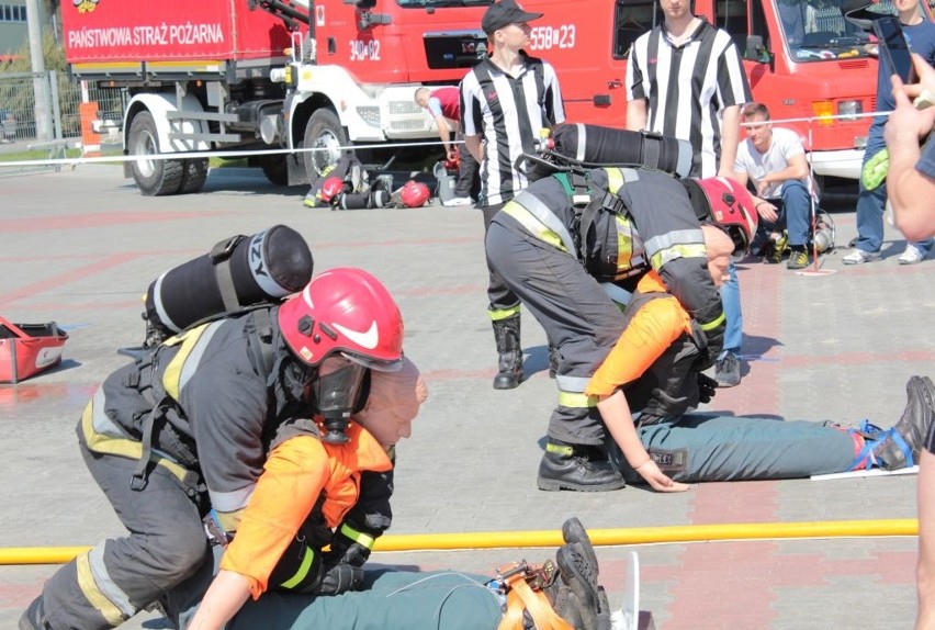 Strażacy musieli "przenieść" manekina ważącego 80 kg