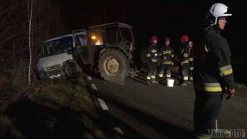 Traktor zderzył się z samochodem osobowym. Wypadek na lokalnej drodze Komprachcice-Szydłów