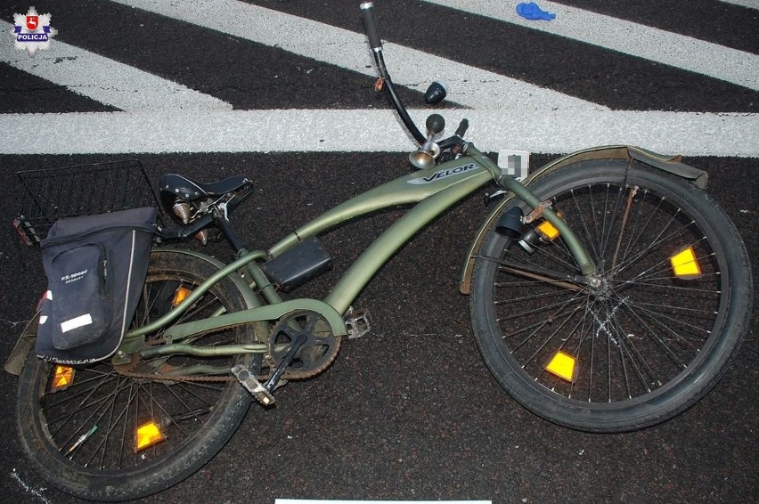 W Radzyniu Podlaskim rowerzysta wjechał pod ciężarówkę. Ranny mężczyzna trafił do szpitala