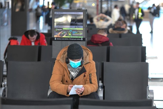 Wstrzymane zostają wszelkie loty pasażerskie z polskich portów lotniczych.