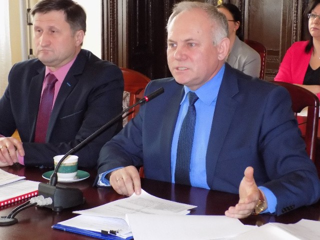 Burmistrz Józef Rubacha (z prawej) liczy na zwrot 5 mln zł. Obok wiceburmistrz Paweł Chylak.