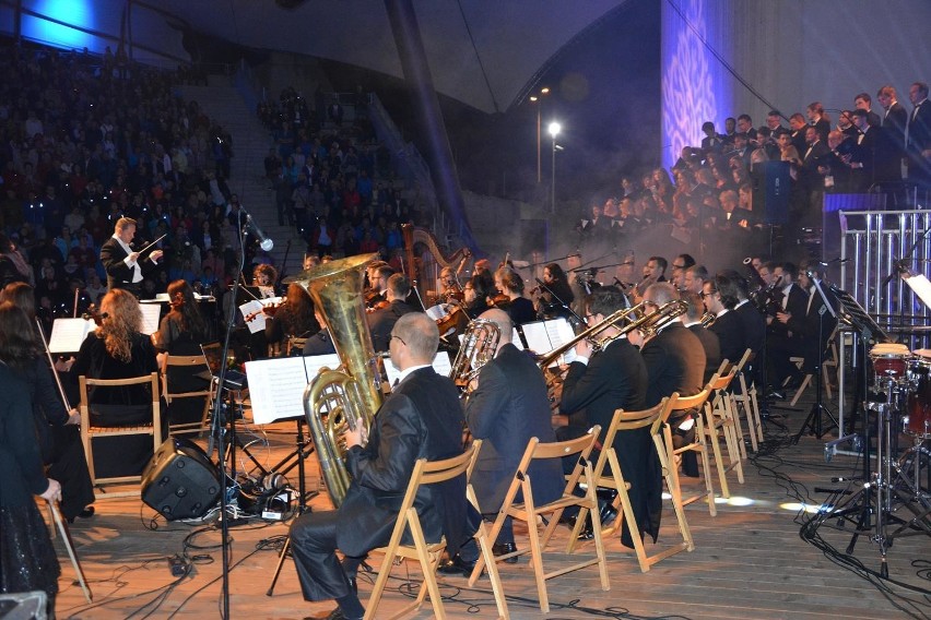 Koncert Muzyki Filmowej w Żywcu. Pianista oświadczył się koncertmistrz orkiestry [ZDJĘCIA]