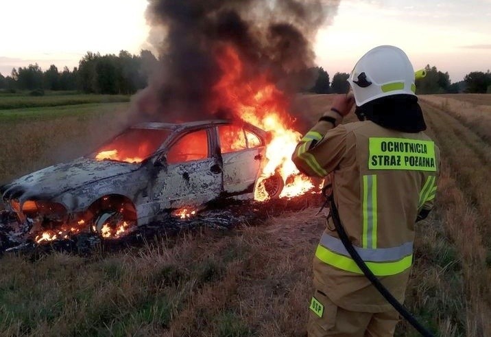 W Jeżowem spłonął samochód. To nie była jedyna interwencja strażaków tego dnia (ZDJĘCIA)