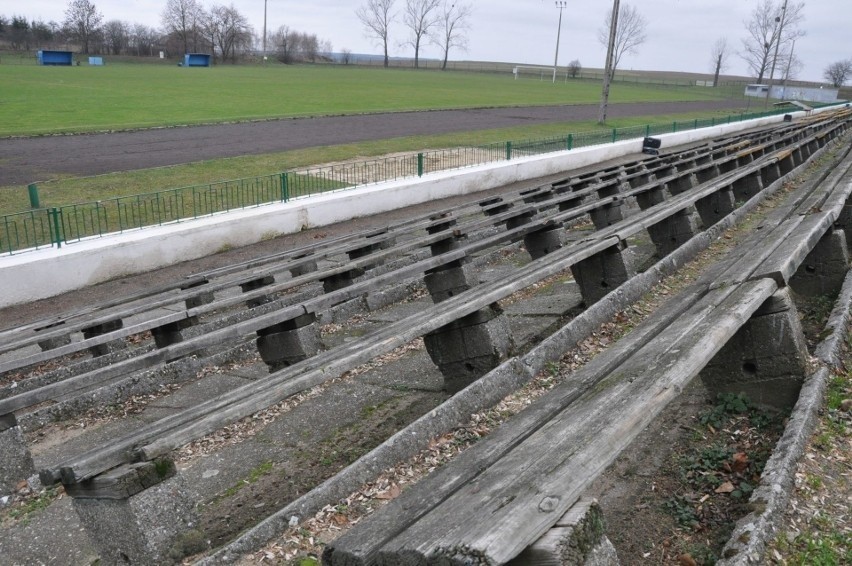 Rozpoczęła się rozbiórka starych trybun na stadionie...