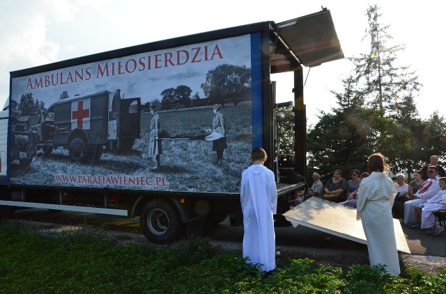 - O pomyśle, aby wyjść do wiernych w taki sposób, w jaki my to robimy nie słyszałem – mówi ks. Witold Dorsz, proboszcz Parafii Przemienienia Pańskiego w Wieńcu. - Jednak nie my jesteśmy autorami tego pomysłu. Zrodził się jako odpowiedź na słowa i nauczanie papieża Franciszka. Chcemy, aby nasza misja trafiła do ludzi, pobudziła ich do wiary, niosła przesłanie miłości, ale bez moralizatorstwa. Początkowo miało być kilka celebracji w terenie, przy kapliczkach, ale stopniowo to się zmieniało. Podczas sierpniowego spotkania zrodził się kolejny pomysł. Ojciec Jacek Dubel CSsR (Congregatio Sanctissimi Redemptoris) i o. Maciej Ziębiec, CSsR - misjonarz miłosierdzia wraz z ks. proboszczem z Wieńca postanowili zrobić na ciężarówce Platformę Miłosierdzia i ruszyć nią w teren.- Od przyjaciół pożyczyłem samochód i trzeba go było jakoś przygotować do wizyty – podkreśla ks. Witold Dorsz. - Kościół jest miejscem pomocy dla wierzących, więc postanowiliśmy, że platforma będzie Ambulansem Miłosierdzia. Jest to wielkie wyzwanie, bo jest to pierwsza tego rodzaju forma, w jakiej uczestniczymy. Nie mamy żadnego wzorca, z którego moglibyśmy kopiować nasze działania.W poniedziałek (12 września 2016r.) pierwszym miejscem celebracji była wieś Wolica. Przybyli tam również mieszkańcy Nowego Młyna i Polówki. Kilka godzin później podobne spotkanie miało miejsce w Gustorzynie, na które zaproszeni też byli mieszkańcy Jaranówka.- Cieszę się, że przyszło też wiele osób, które często z powodu choroby nie mogą dotrzeć do kościoła – dodaje ks. proboszcz. - Były również dzieci i młodzież. Wszyscy potrzebujemy bliskości, a my z nią przybywamy.Kolejne celebracje w terenie będą miały miejsca: 13 września:- godz.16 Bachórka przy kapliczce- godz.19 Lipiny, Wieniec przy ul. Parkowej 5214 września:- godz. 16 Kąty przy krzyżu- godz. 19 Wieniec os, wokół ul. Szkolnej – ul. Szkolna róg ul. Brzozowej15 września:- godz. 16 Słone przy krzyżu- godz.19 Machnacz przy kapliczce16 września:- godz. 16 Wieniec Zalesie po stronie Zgłowiączki przy kapliczce- godz. 19  Machnacz (nowe osiedle) i Marianki przy kapliczce w Mariankach17 września godz. 10 Wieniec Zalesie ul. Żurawia róg Gołębiej. Poświęcenie kapliczki św. Józefa