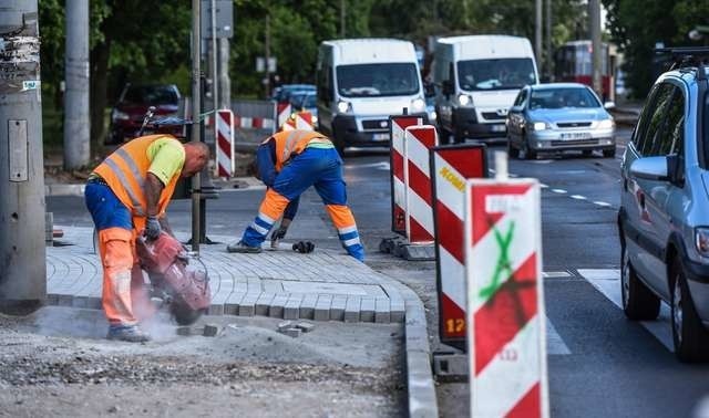 Prace przy chodnikach w rejonie ulic Nakielskiej i Wrocławskiej już się rozpoczęły