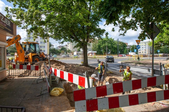 Jedni narzekają na zbyt duże zagęszczenie zieleni, inni łapią się za głowę widząc, jak pod topór idą drzewa, które były sadzone, gdy osiedle powstawało (lata 50. XX w.). Jeszcze inni pukają się w czoło, kiedy słyszą, że w drodze rekompensaty posadzone zostaną drzewa... tyle że na innych osiedlach. Jak informuje Urząd Miasta powodem masowej wycinki drzew i krzewów na Kapuściskach jest budowa sieci ciepłowniczej wraz z przyłączami do prawie 60 budynków mieszkalnych. Głównym inwestorem jest Komunalne Przedsiębiorstwo Energetyki Cieplnej.- Dzięki tej przebudowie usunięte zostaną zagrożenia wynikające z pracy przestarzałych podgrzewaczy wody typu „Junkers”. Preizolowana technologia budowy sieci pozwoli też na spore oszczędności na przesyle - podkreśla Agnieszka Peplińska, specjalista ds. promocji i polityki antysmogowej KPEC. - Osiedle mamy rozkopane, ale ludzie raczej nie narzekają, bo junkersów mamy już dość. Za każdym razem, kiedy słyszę o wybuchu gazu, strach wielki mnie ogarnia. Kuchenki gazowej nie obawiam się,  natomiast z piecami to nigdy nie wiadomo - mówi pan Bogdan, który mieszka w jednym z bloków przy ul.  Łukasiewicza.A drzew nie żal? - Oczywiście, że żal. Jakby  się urzędnicy bardziej przyłożyli, to okazałoby się, że  instalacja mogłaby być inaczej poprowadzona i zieleń by ocalała.W zamian za 226 drzew i krzewów, wyciętych w trakcie budowy sieci, posadzone zostaną... 33. Natomiast 252 młodych drzewek i krzewów trafi na ulice: 11 listopada,  Spacerową  i Nakielską.  Dlaczego nie na Osiedle  Kapuściska? Bo nie ma miejsca!Kapuściska, drzewa poszły pod topór: