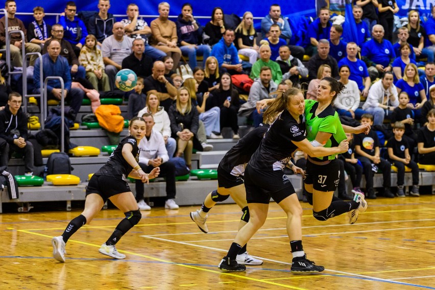 Handball JKS Jarosław (czarne stroje) przegrał z...