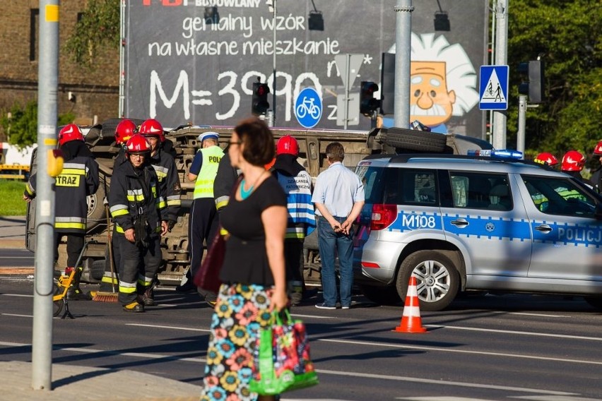 Wypadek karetki pogotowia ratunkowego na skrzyżowaniu...